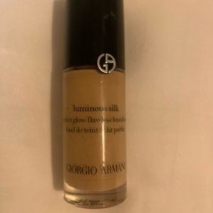 Giorgio Armani Foundation 5.75 shade-barely used
